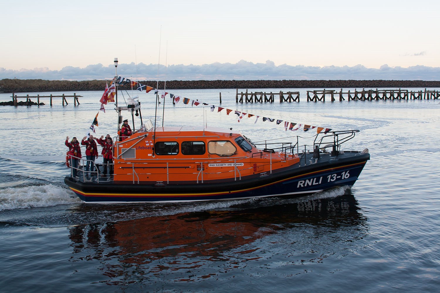 RNLI-1316-lifeboat-crew-waving